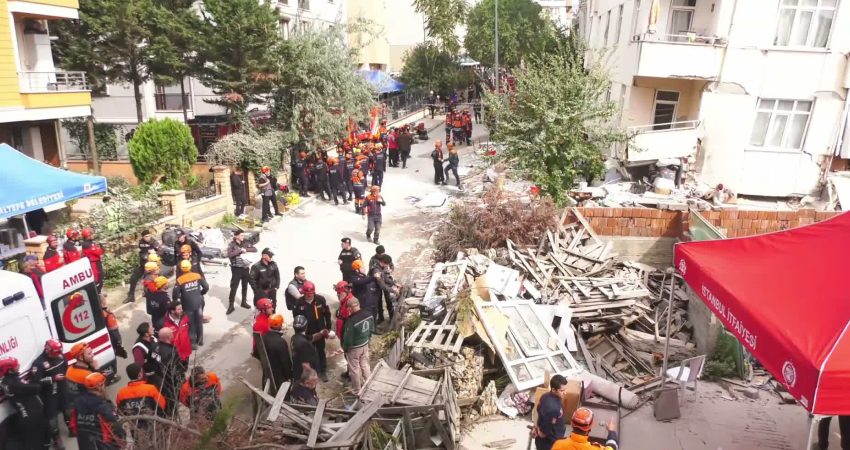 Maltepe Cevizli'de ilk üç katı çöken, diğer katları da yıkılma