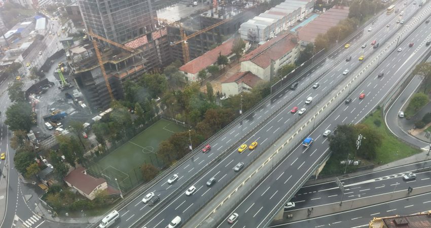 Şiddetli yağış ve fırtınanın iki gündür aralıklarla etkili olduğu, okulların