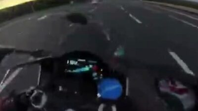 İstanbul’un Pendik ilçesinde motosikletiyle tek teker üzerinde seyreden, art arda