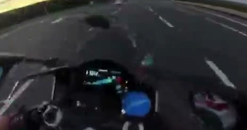 İstanbul’un Pendik ilçesinde motosikletiyle tek teker üzerinde seyreden, art arda