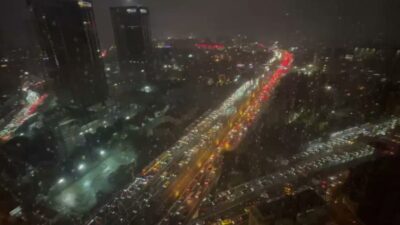 Etkisini sürdüren şiddetli yağış ve fırtına kentte yaşamı etkilemeye devam