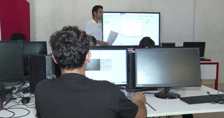 İş’te İzmir’le hayatı değişti: İş ararken eğitmen oldu İzmir Büyükşehir Belediyesi Meslek Fabrikası bünyesinde faaliyet gösteren İş'te İzmir
