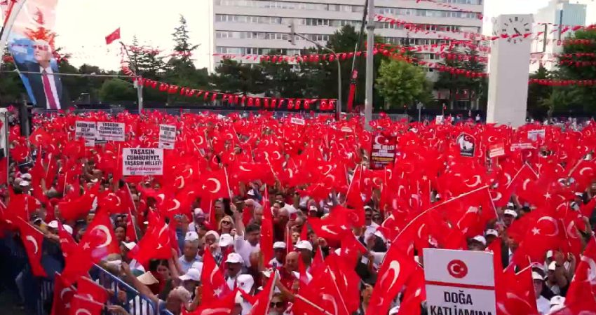  İYİ Parti, Cumhuriyet'in 103'üncü yılına ilişkin, "103 yıl önce yakılan