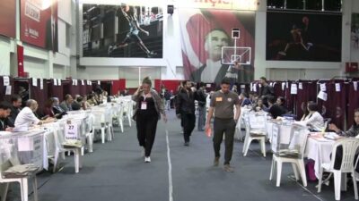 İzmir Barosu başkanlık seçimini, kesin olmayan sonuçlara göre Cumhuriyetçi Avukatlar