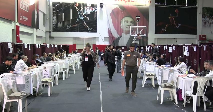 İzmir Barosu başkanlık seçimini, kesin olmayan sonuçlara göre Cumhuriyetçi Avukatlar