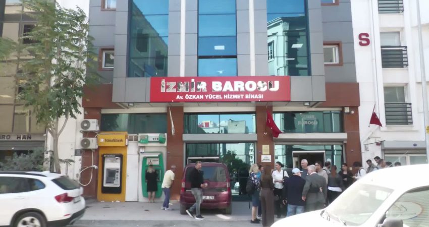 İzmir Barosu’nda devir teslim töreni…Serhat Sökmen görevi Sefa Yılmaz’dan devraldı İzmir Barosu’nun yeni Başkanı Serhat Sökmen, mazbatasını alarak görevine başladı.
