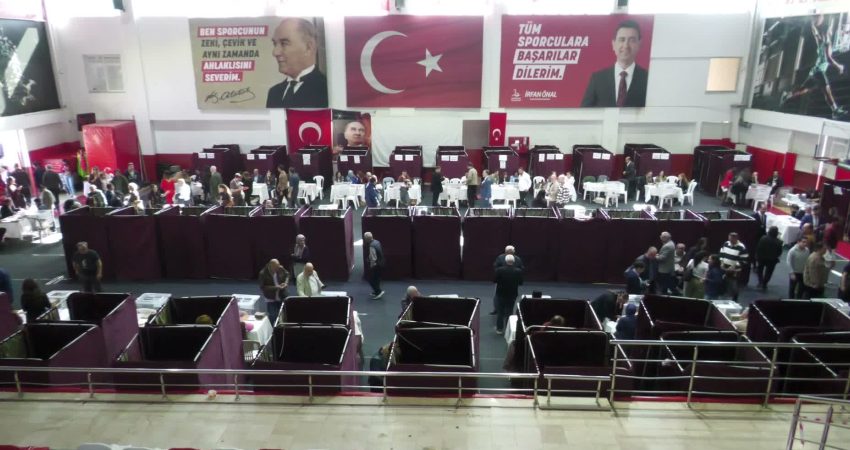 İzmir Barosu'nun yeni dönem başkanı ve yönetim organlarının belirleneceği seçimlerde
