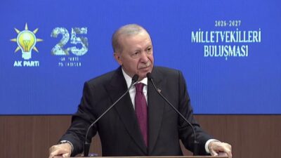 İzmir Büyükşehir Belediye Başkanı Cemil Tugay, AK Parti'ye katıldı. Rozetini