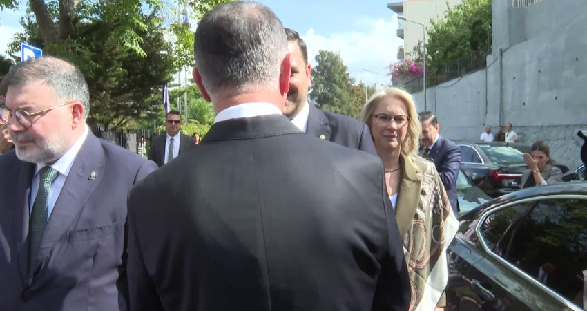 İzmir Büyükşehir Belediye Başkanı Cemil Tugay, AK Parti heyetinin ziyaretinin