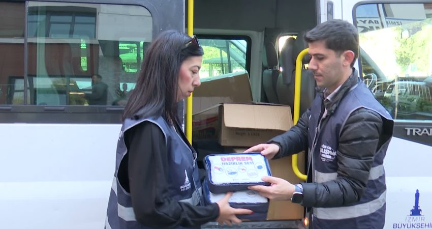 İzmir Büyükşehir Belediyesi’nden öğrencilere deprem çantası ve afet eğitimi İzmir Büyükşehir Belediyesi, 30 Ekim 2020’de 117 kişinin yaşamını yitirdiği