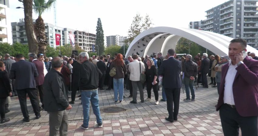 İzmir depreminin 6. yılı… 30 Ekim Deprem Anıtı önünde hayatını kaybedenler anıldı İzmir'de 30 Ekim 2020'de meydana gelen ve 117 kişinin yaşamını