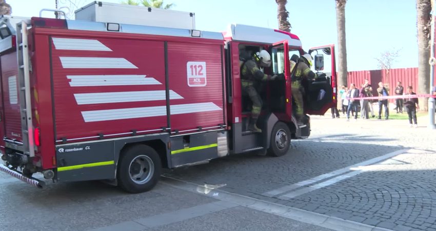İzmir İtfaiyesi, gerçek olaylara tatbikatlarla hazırlanıyor İzmir İtfaiyesi saniyelerin bile kritik önem taşıdığı olası yangınlara hazırlıklı