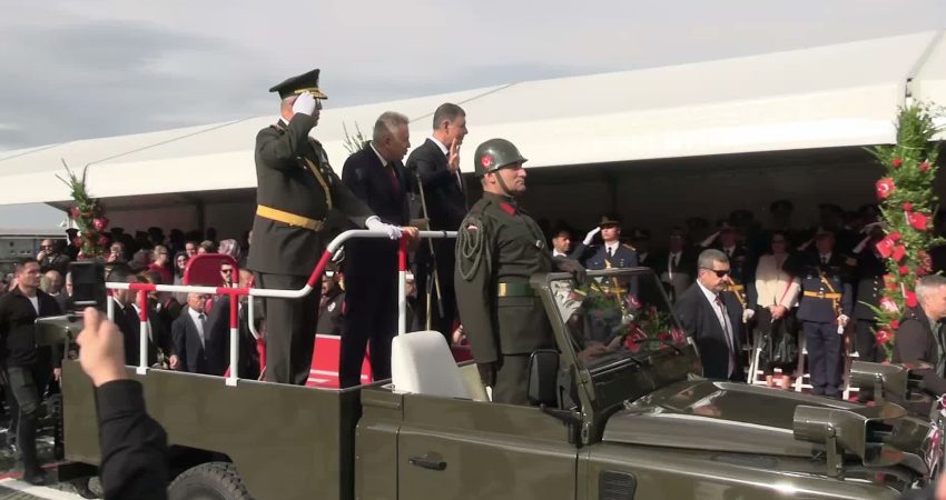 İzmir’de 29 Ekim Cumhuriyet Bayramı kutlandı İzmir'de 29 Ekim Cumhuriyet Bayramı, Cumhuriyet Meydanı'nda törenle kutlandı. Kutlamalarda