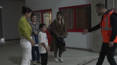 İzmir Metrosu’na her bindiğinde sürücülere el sallayan 8 yaşındaki Emirhan,