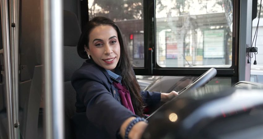 İzmir’de beyaz bastonla özgür ve güvenli adımlar: Görme engellilere bağımsız hareket eğitimi İzmir Büyükşehir Belediyesi, engelli hizmet merkezlerinde düzenlediği eğitimlerle görme engelli