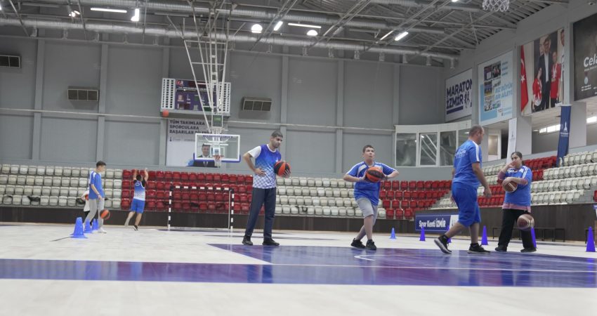 İzmir Büyükşehir Belediyesi, Kültürpark’taki Celal Atik Spor Salonu’nu baştan aşağı