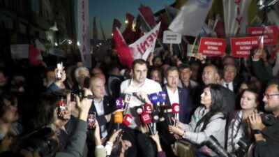 İzmir'de YENİ Partililer ve vatandaşlar İzmir Büyükşehir Belediye (İZBB) Başkanı