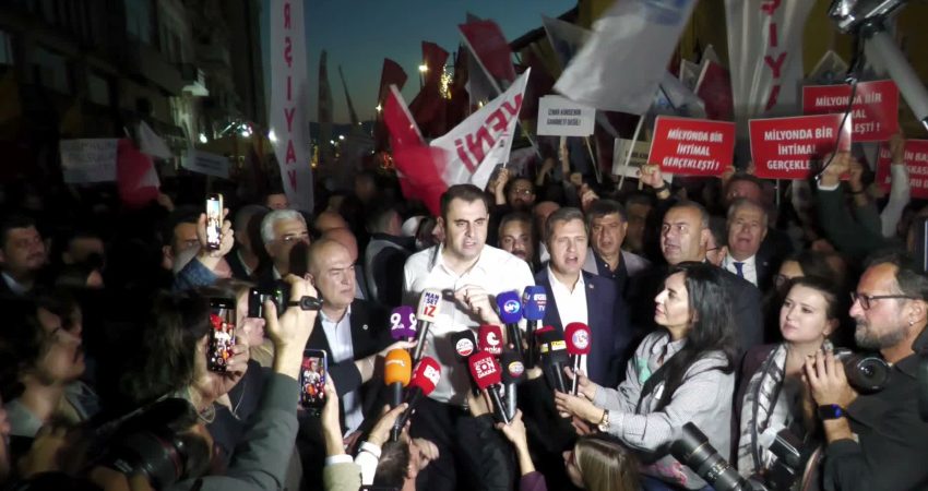 İzmir'de YENİ Partililer ve vatandaşlar İzmir Büyükşehir Belediye (İZBB) Başkanı