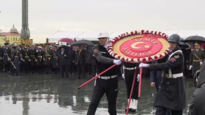 İzmir’de, 29 Ekim Cumhuriyet Bayramı dolayısıyla Cumhuriyet Meydanı’ndaki Atatürk Anıtı’na