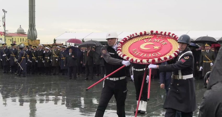 İzmir’de, 29 Ekim Cumhuriyet Bayramı dolayısıyla Cumhuriyet Meydanı’ndaki Atatürk Anıtı’na