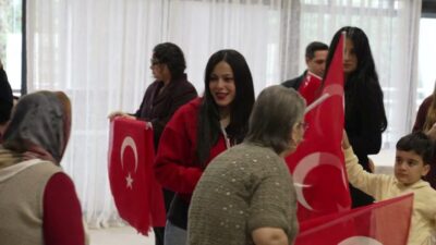 İzmir Büyükşehir Belediyesi Zübeyde Hanım Huzurevi’nde 29 Ekim Cumhuriyet Bayramı