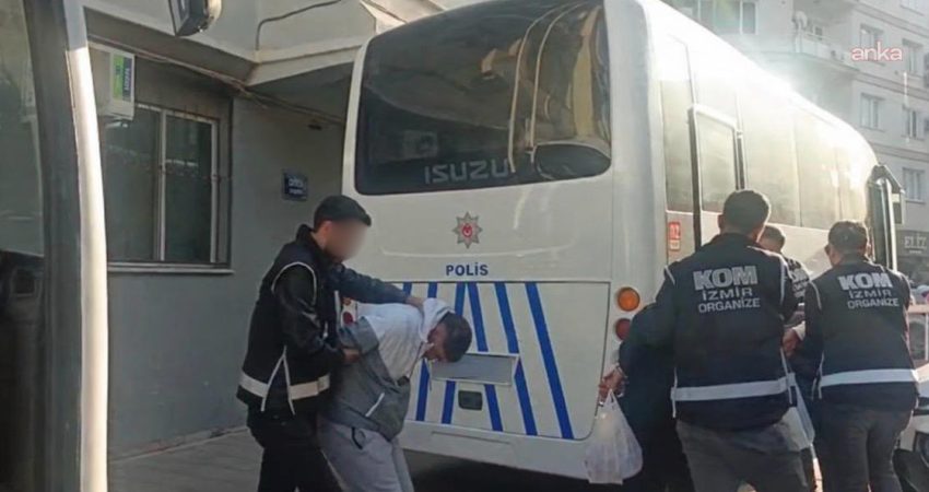 İzmir'de bir iş yeri ile önünde park halinde bulunan aracı