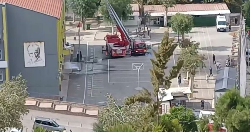 İzmir'in Karabağlar ilçesinde Öğretmenler ve Şeker Mevhibe Ortaokulu'nun çatısında, henüz