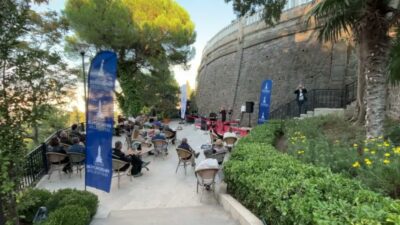 İzmir Büyükşehir Belediyesi’nin Şato Kütüphanesi’nde düzenlediği “Şato’da Sonbahar Resitalleri’nin ilk