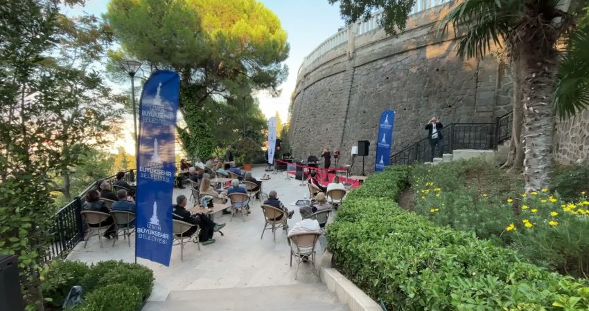 İzmir Büyükşehir Belediyesi’nin Şato Kütüphanesi’nde düzenlediği “Şato’da Sonbahar Resitalleri’nin ilk