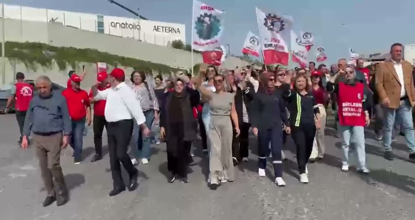 İzmir’de Smart Güneş Fabrikası işçileri yeniden eyleme başladı İzmir’in Aliağa ilçesindeki Smart Güneş Teknolojileri Fabrikası işçileri, işverenin daha
