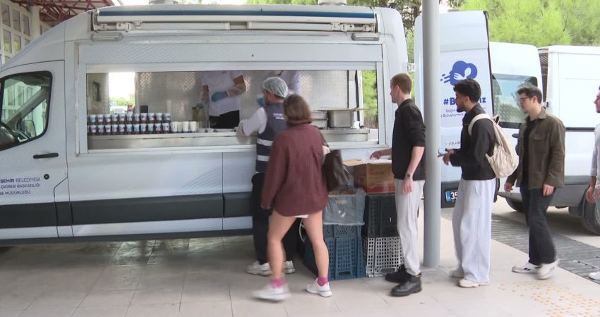 İzmir Büyükşehir Belediyesi’nin üniversite öğrencilerine ücretsiz sıcak akşam yemeği desteği