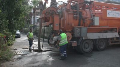 İzmir Büyükşehir Belediyesi, kış öncesi yağmur suyu ızgaralarını temizliyor. Ekipler,