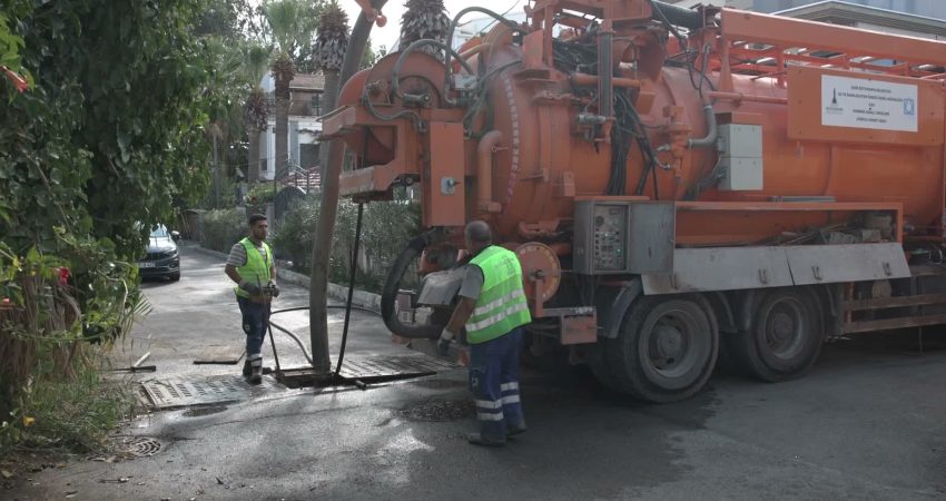 İzmir Büyükşehir Belediyesi, kış öncesi yağmur suyu ızgaralarını temizliyor. Ekipler,