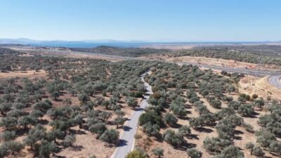İzmir Büyükşehir Belediyesi, kuzey ilçelerinde yol yenileme çalışmalarını sürdürüyor. Bergama’da