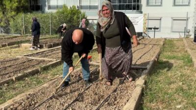 İzmirli kadınların hem toprakla buluşarak üretim yaptığı hem de sosyalleştiği