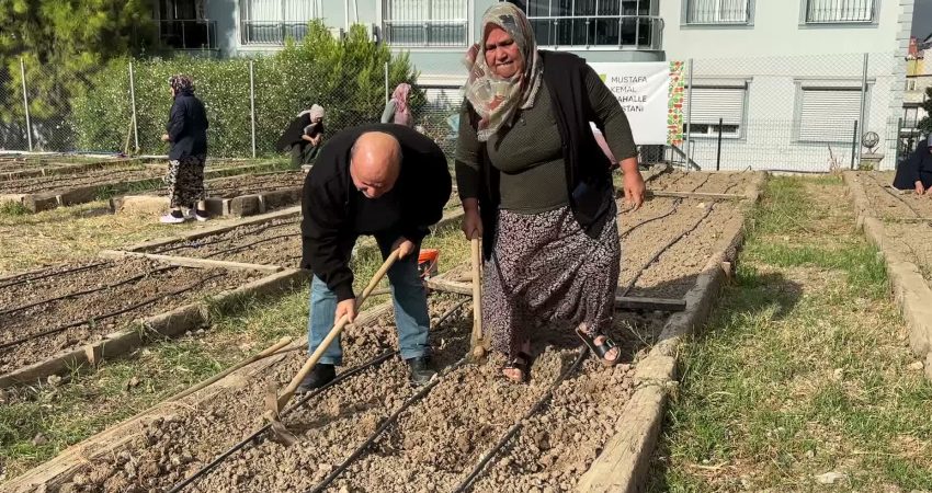İzmirli kadınların hem toprakla buluşarak üretim yaptığı hem de sosyalleştiği