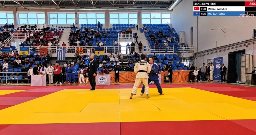 İzmir Büyükşehir Belediyesi Spor Kulübü sporcuları Aişe Dalda, Azra Ceren