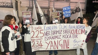 Bir grup kadın akşam saatlerinde Kadıköy Süreyya Operası önünde bir