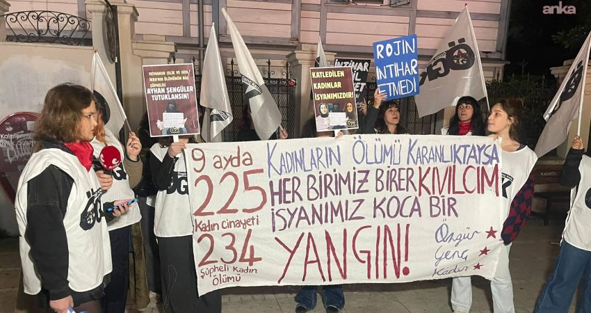 Bir grup kadın akşam saatlerinde Kadıköy Süreyya Operası önünde bir
