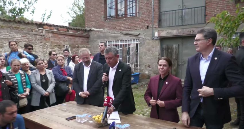 Kadın zeytin emekçileri Özgür Özel’e dert yandı: “Tente seren biziz, çuvallayan biziz, ayıklayan biziz ama 2 bin lirayı alan erkekler” YENİ Parti Genel Başkanı Özgür Özel, Balıkesir’in Gömeç ilçesinde zeytin