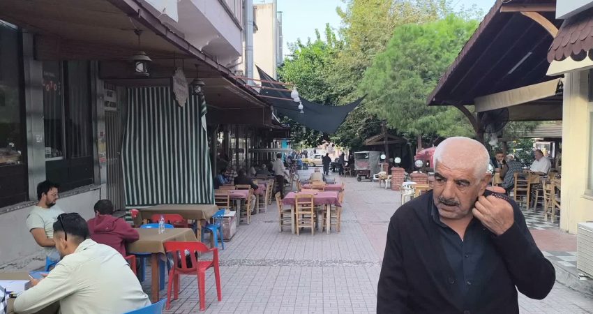 Emekliler, artan hayat pahalılığı karşısında aylıklarının yetersiz kaldığını belirtti. Bir