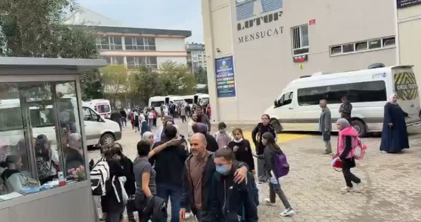 Kahramanmaraş’ın Onikişubat ilçesinde iki ortaokulun yakınında devam eden inşaat çalışması