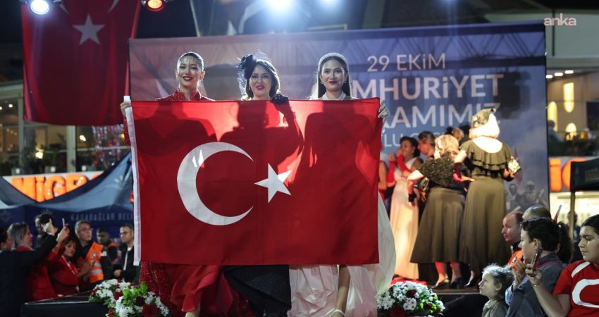 Karabağlar Belediyesi, Cumhuriyet Bayramı'nı dört gün süren kültür ve sanat