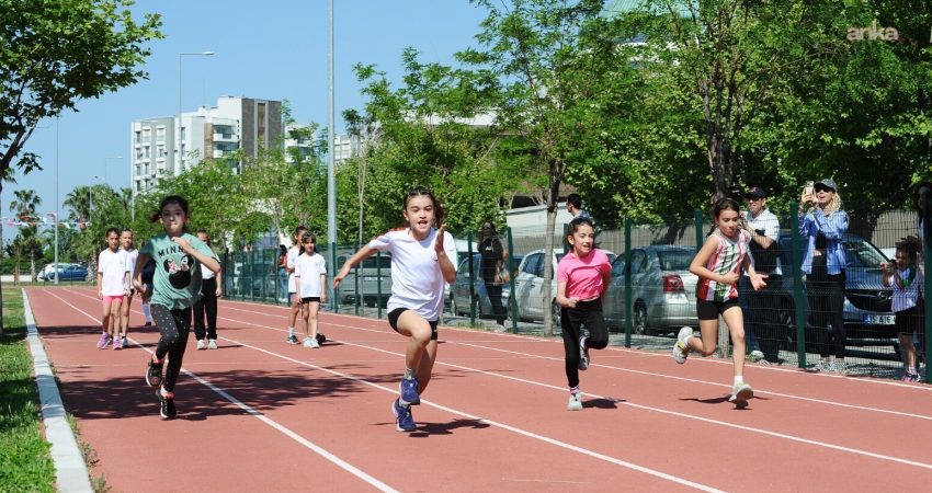 Karşıyaka Belediyesi, "Cumhuriyet Bayramı" etkinlikleri dolayısıyla çocuk ve genç sporcuları