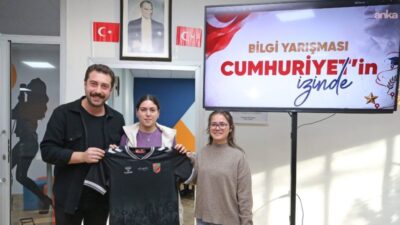 Karşıyaka Belediyesi, Cumhuriyet Bayramı dolayısıyla Genç Yaka'da bilgi yarışması düzenledi.