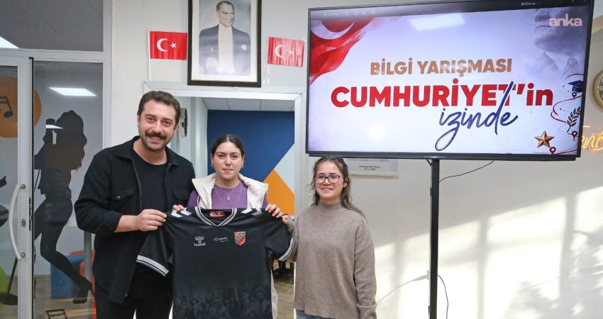 Karşıyaka Belediyesi, Cumhuriyet Bayramı dolayısıyla Genç Yaka'da bilgi yarışması düzenledi.