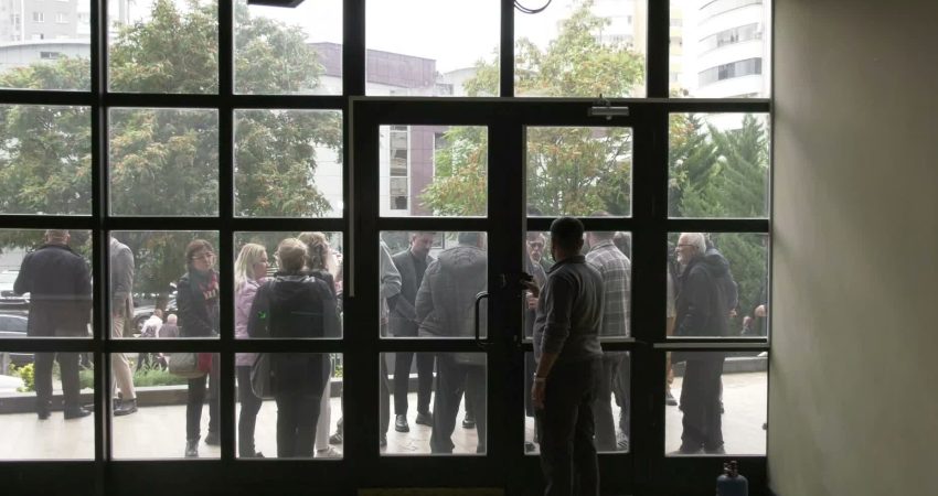 Siyasi parti temsilcileri, kayyım atanan Halk TV'nin Ankara Temsilciliği'ne dayanışma
