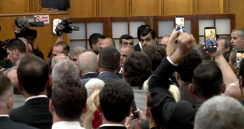 Kemal Kılıçdaroğlu’ndan Fatma Betül Sayan Kaya’ya: “Dört ismi var, dört dörtlük soygun yapmış” CHP Genel Başkanı Kemal Kılıçdaroğlu, fon krizine ilişkin, "Vurguncuları bilmiyoruz,