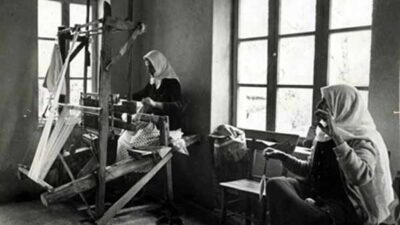 Yaşlılar toplumun geçmişi ile bugünü arasında köprü görevi görürler. Çevrelerine