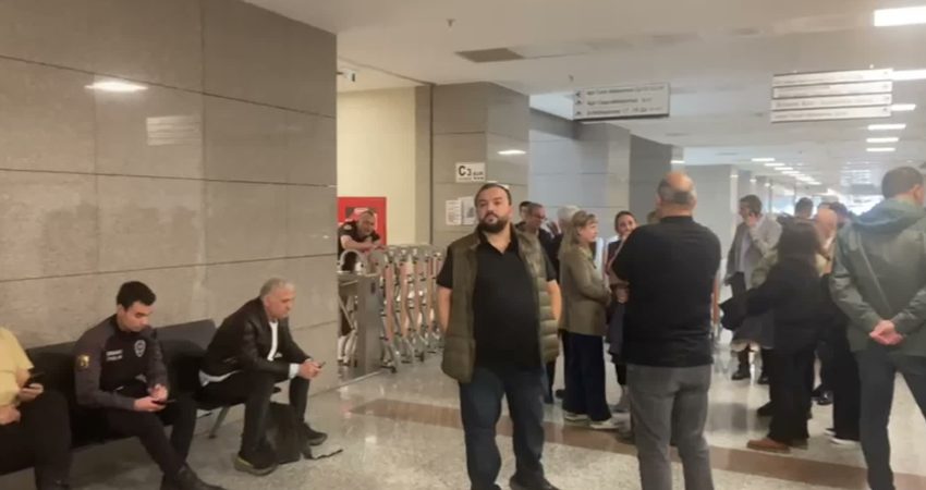 “Kent Uzlaşısı” davasında karar… 7 belediye yöneticisi beraat etti, 2 yönetici hakkında 6 yıl 3’er ay hapis cezası verildi 31 Mart yerel seçimlerinde CHP ile DEM Parti arasında yapılan